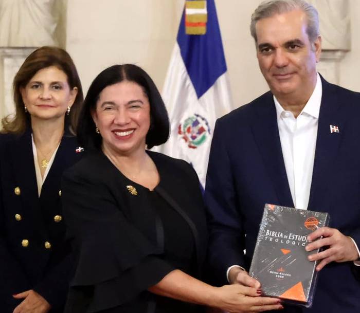Dominicanos celebran el Día Nacional de la Biblia con su presidente