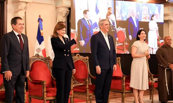 Dominicanos celebran el Día Nacional de la Biblia con su presidente